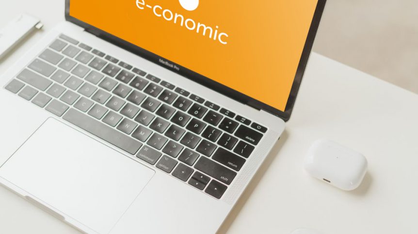 Billedet viser udvikler der laver e-conomic api programmering